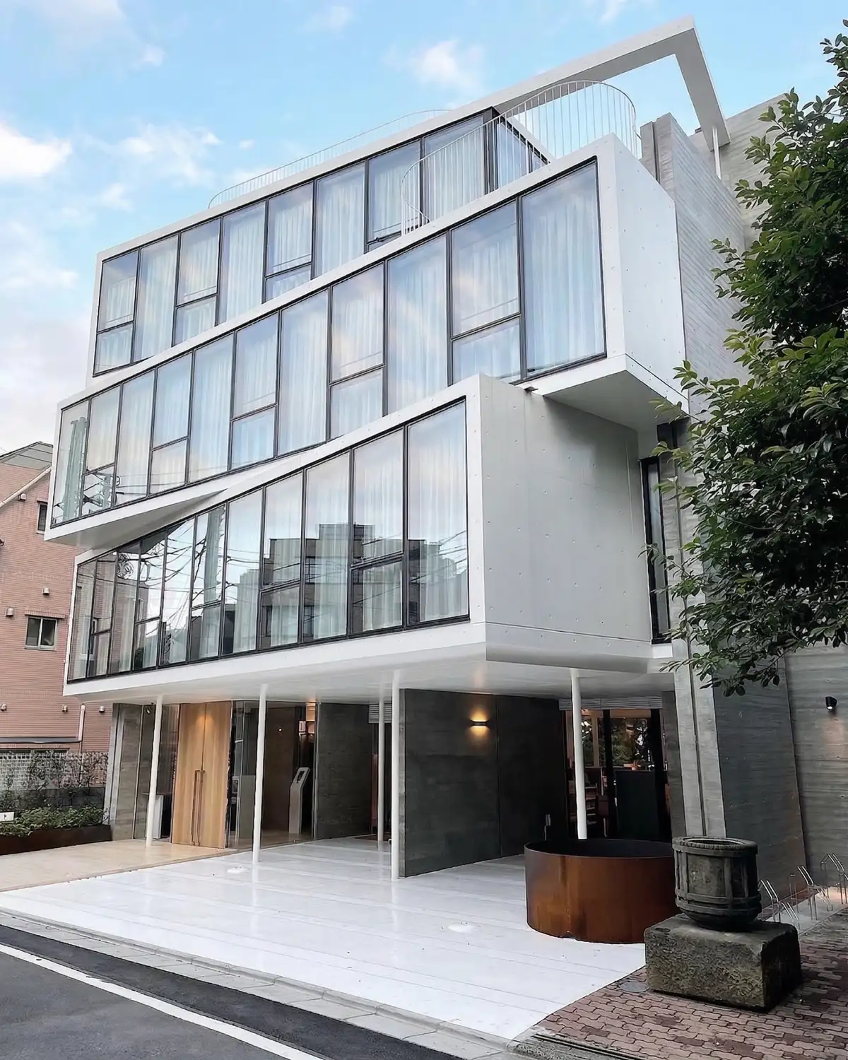 Black Rock Gardenの入る建物の中庭 — ウッドデッキとテラス席
