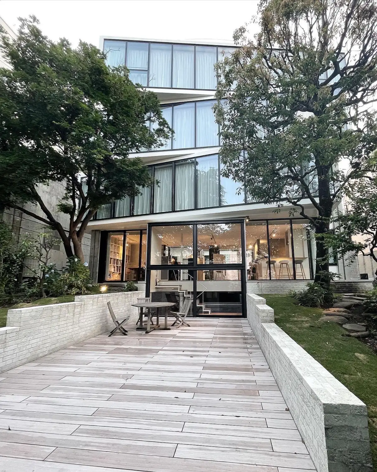Black Rock Gardenの入るモダンな建物外観 — ガラス張りのファサード