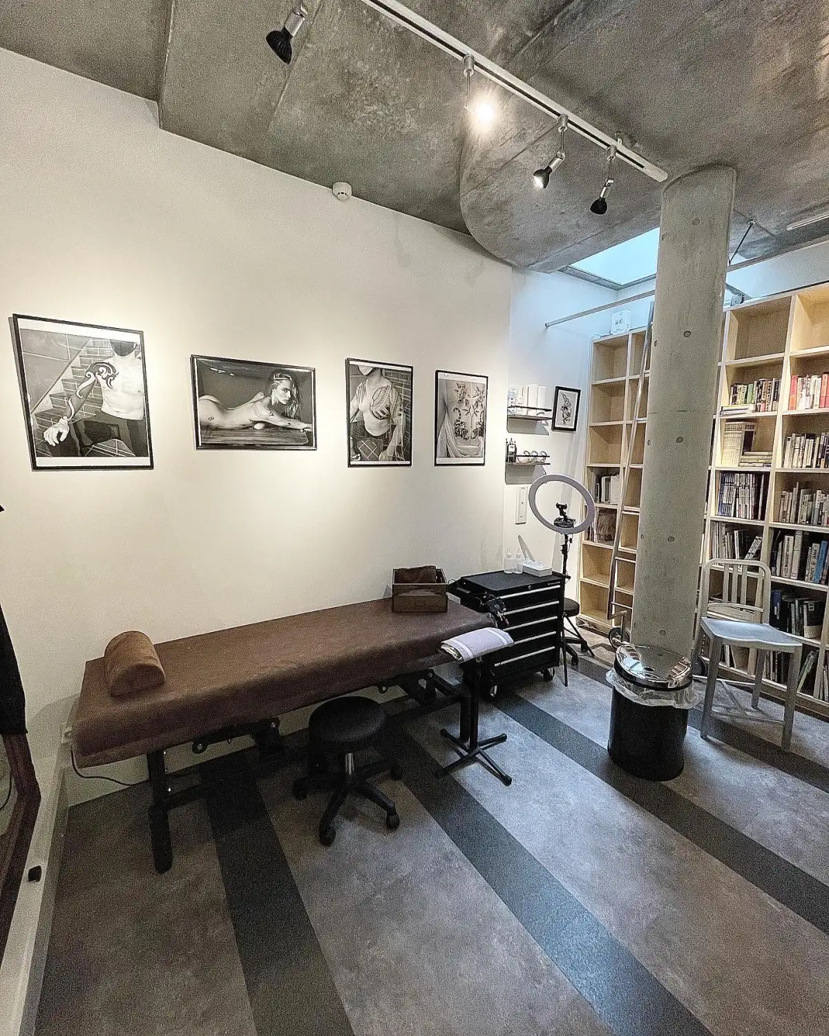 Black Rock Gardenの施術室 — 施術台、アート作品、書棚のある落ち着いた空間